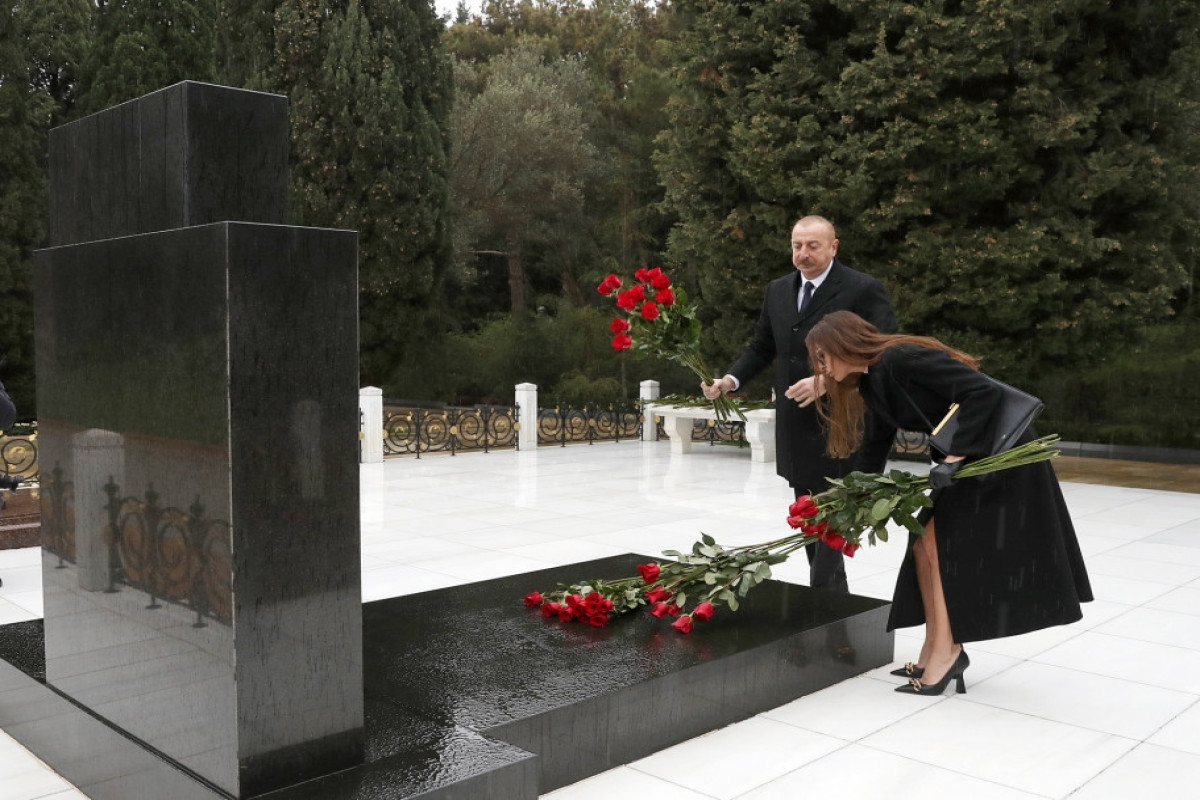 Prezident İlham Əliyev Ümummilli lider Heydər Əliyevin məzarını ziyarət edib