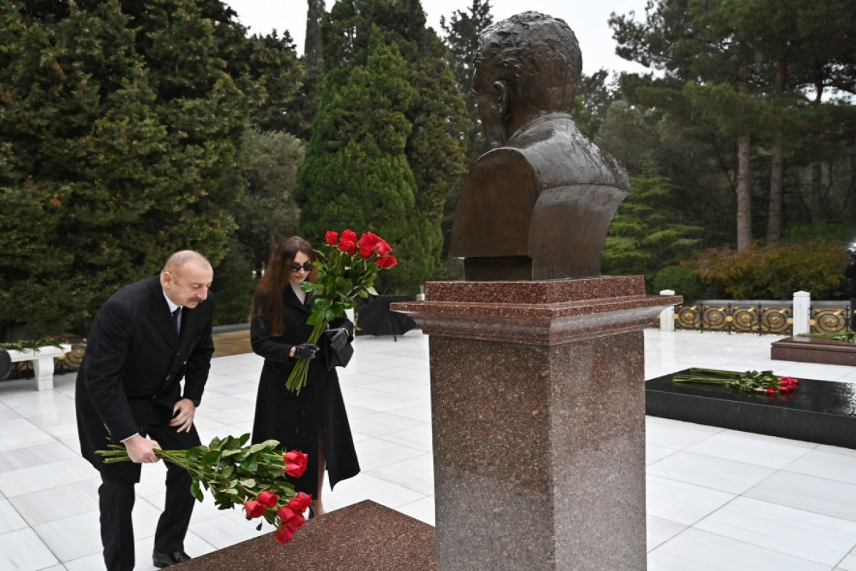 Prezident İlham Əliyev Ümummilli lider Heydər Əliyevin məzarını ziyarət edib