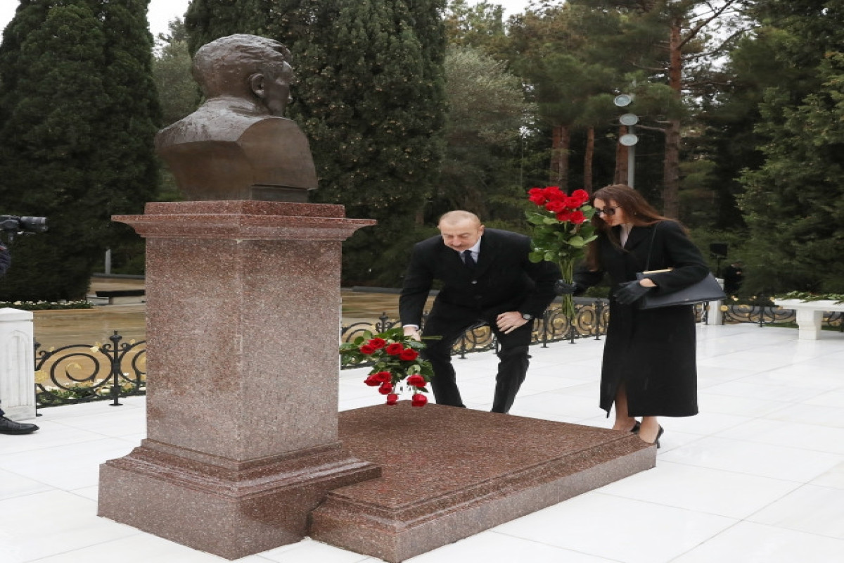 Prezident İlham Əliyev Ümummilli lider Heydər Əliyevin məzarını ziyarət edib