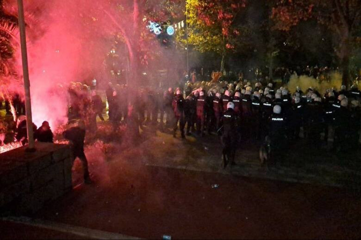Monteneqro Parlamentinin binası qarşısında iğtişaşlar baş verib - VİDEO 