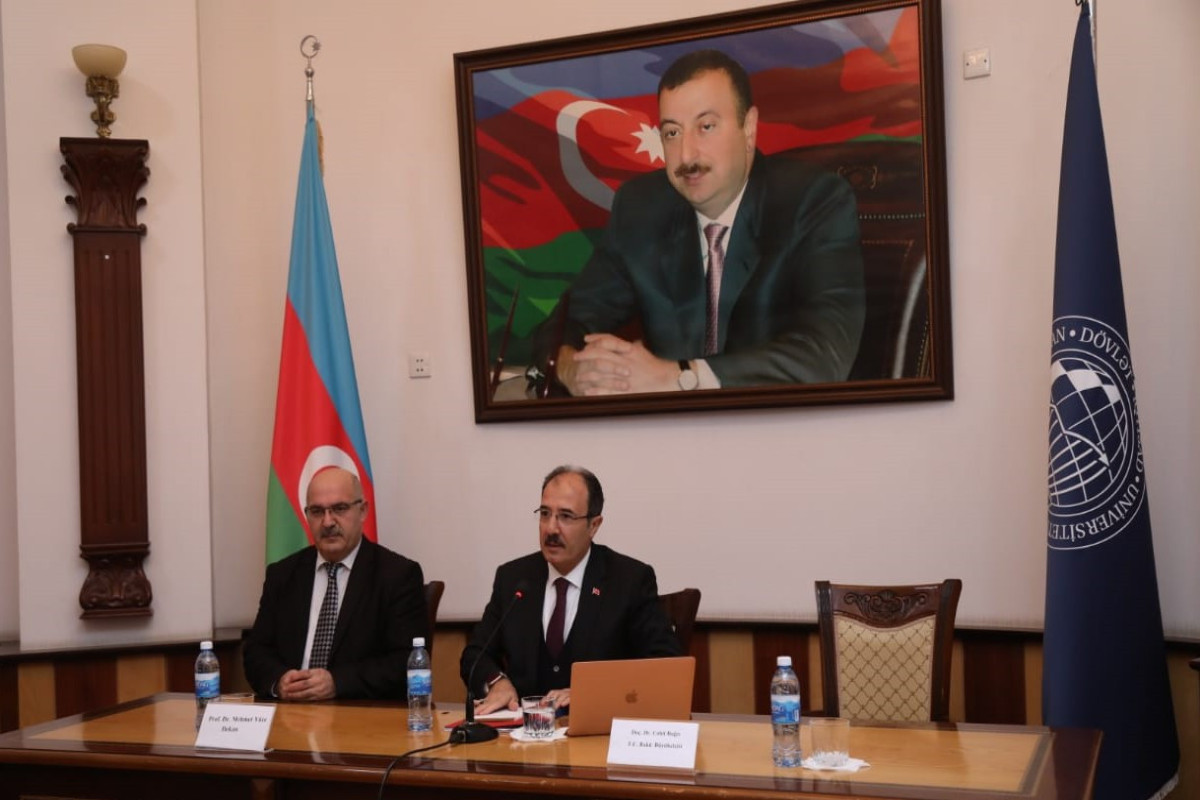 Türkiyə səfiri UNEC tələbələri ilə görüşüb