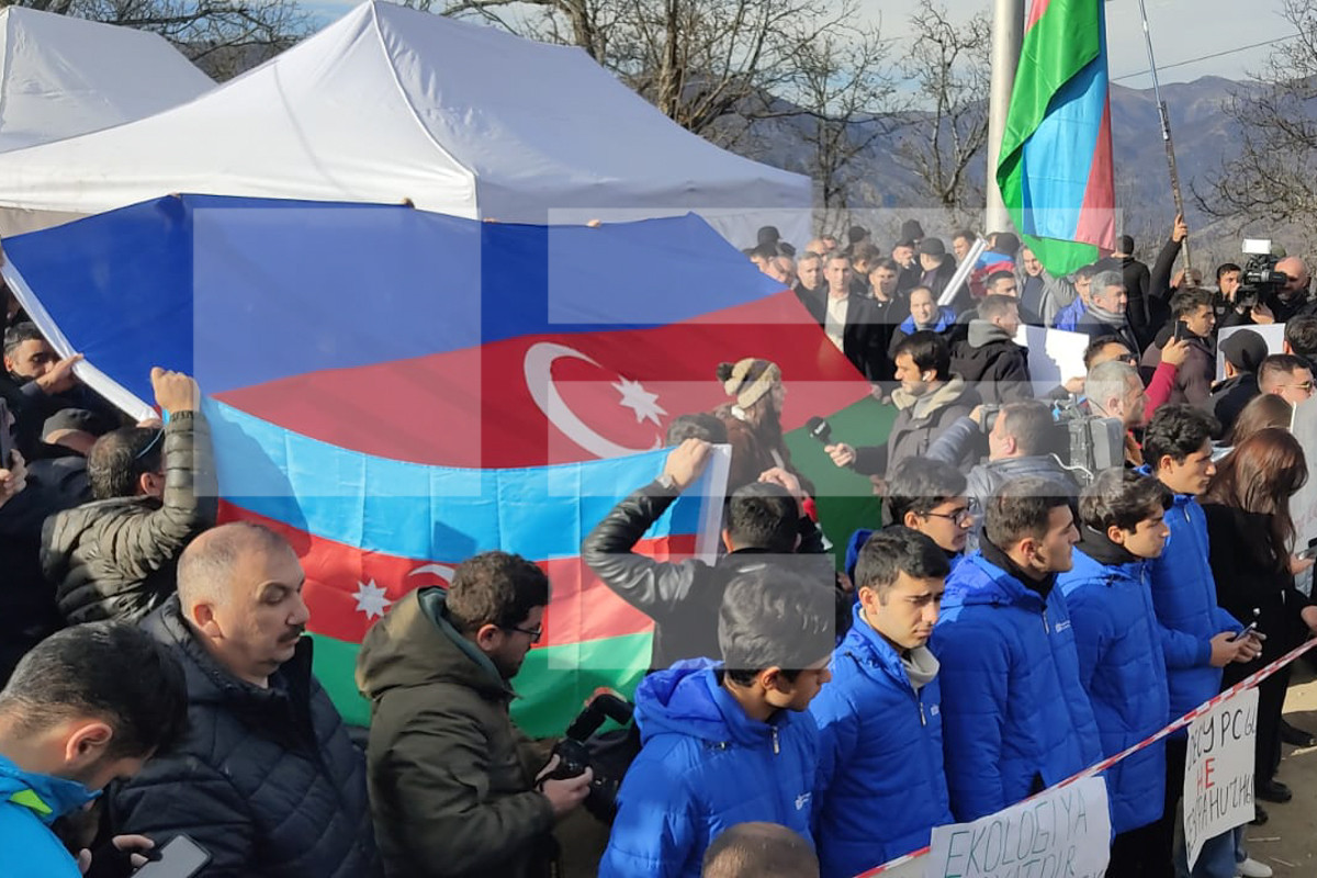 Laçın yolunda aksiya iştirakçılarının sayı artır, əraziyə böyük Azərbaycan Bayrağı gətirilib - VİDEO 