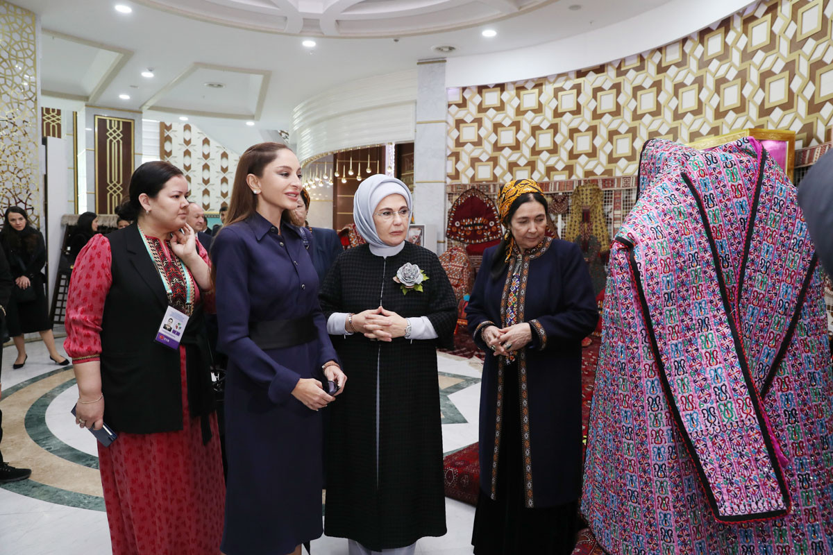 Mehriban Əliyeva Türkmənbaşı şəhərində təsviri və dekorativ sənət əsərlərindən ibarət sərgilərlə tanış olub