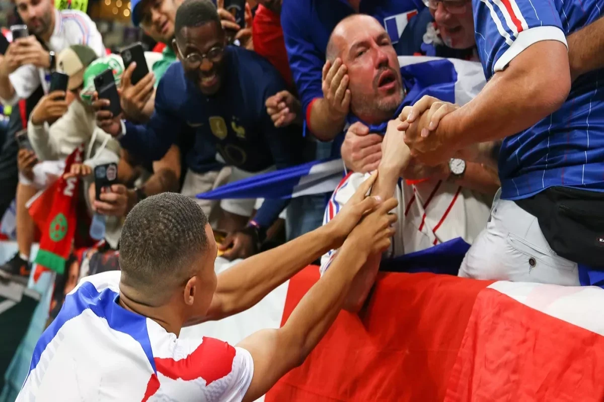 Mbappe isinmə hərəkəti zamanı azarkeşi vurub, izləyici huşunu itirib