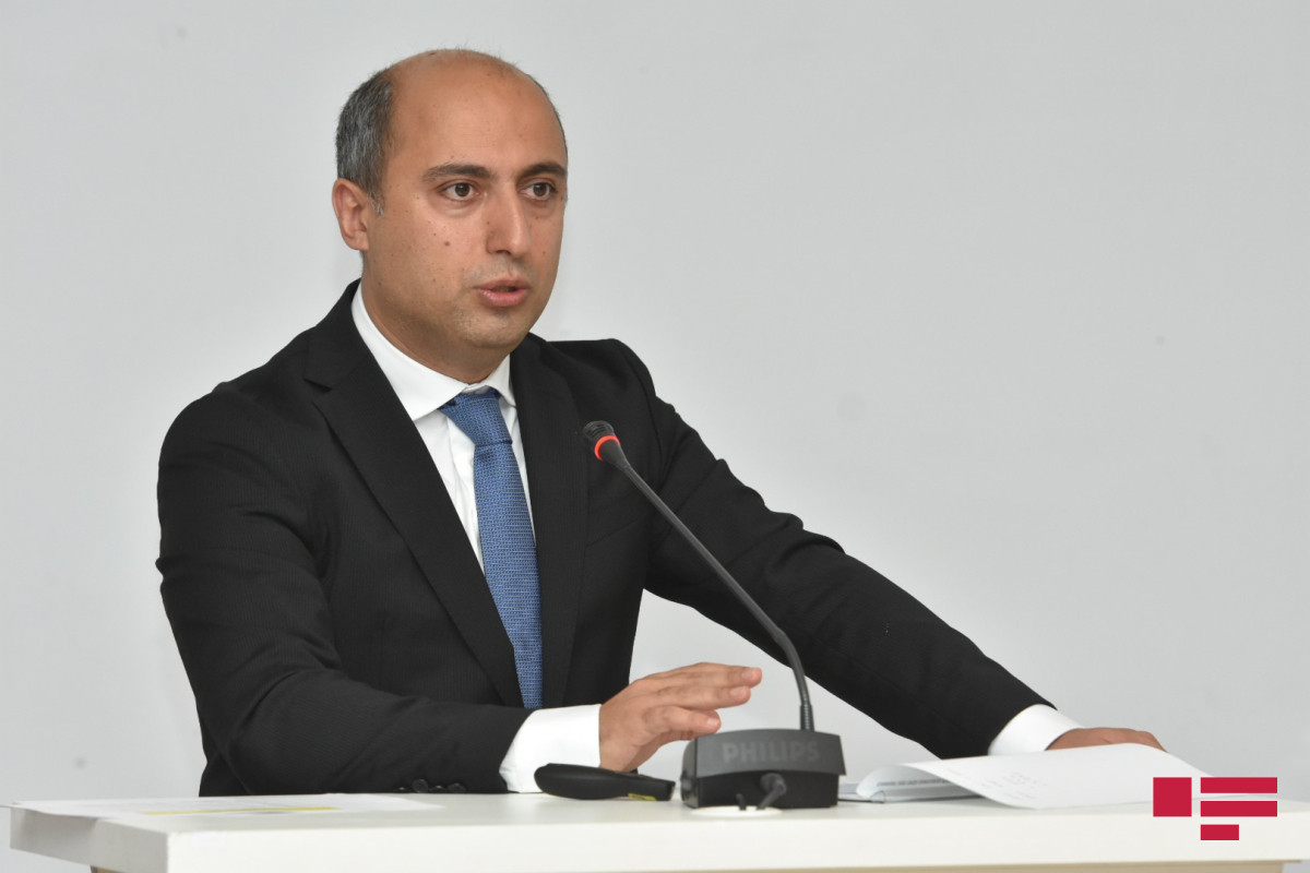 Emin Əmrullayev: Bacarıqlı müəllim 700 manat maaşa direktor olmaq istəmirdi