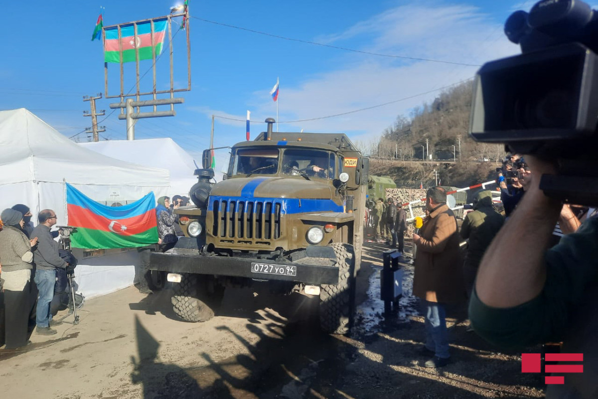 Laçın yolunda aksiya keçirilən yerdən ermənilərə humanitar yardım aparan maşın karvanı maneəsiz hərəkət edir - FOTO  - VİDEO 