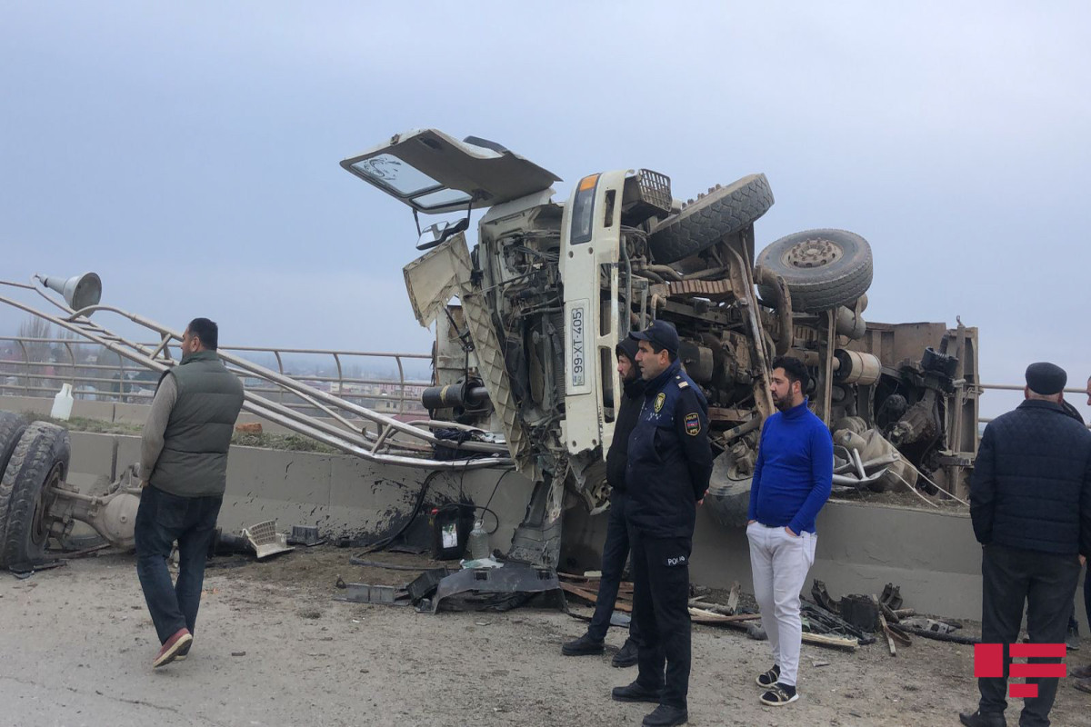 Bakı-Quba yolunda yük maşını aşıb, xəsarət alanlar var - FOTO  - VİDEO  - YENİLƏNİB 