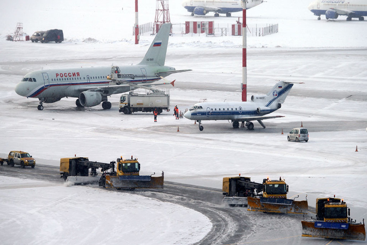 Аэропорт москвы вахта. Аэропорт зима. Шереметьево снег. Аэропорт Внуково снег. Снегопад в аэропорту.