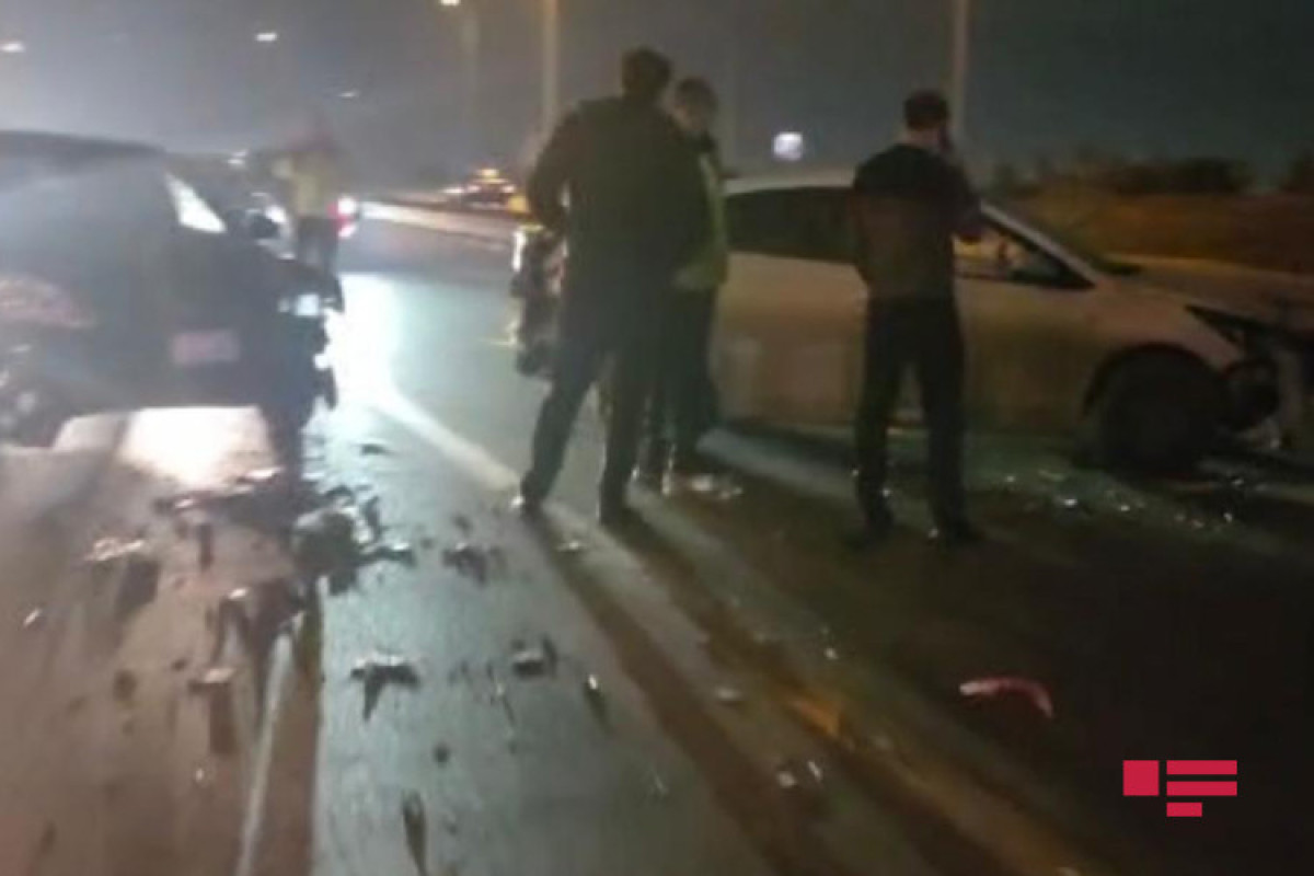 Bakıda iki avtomobil toqquşub, xəsarət alanlar var - FOTO 