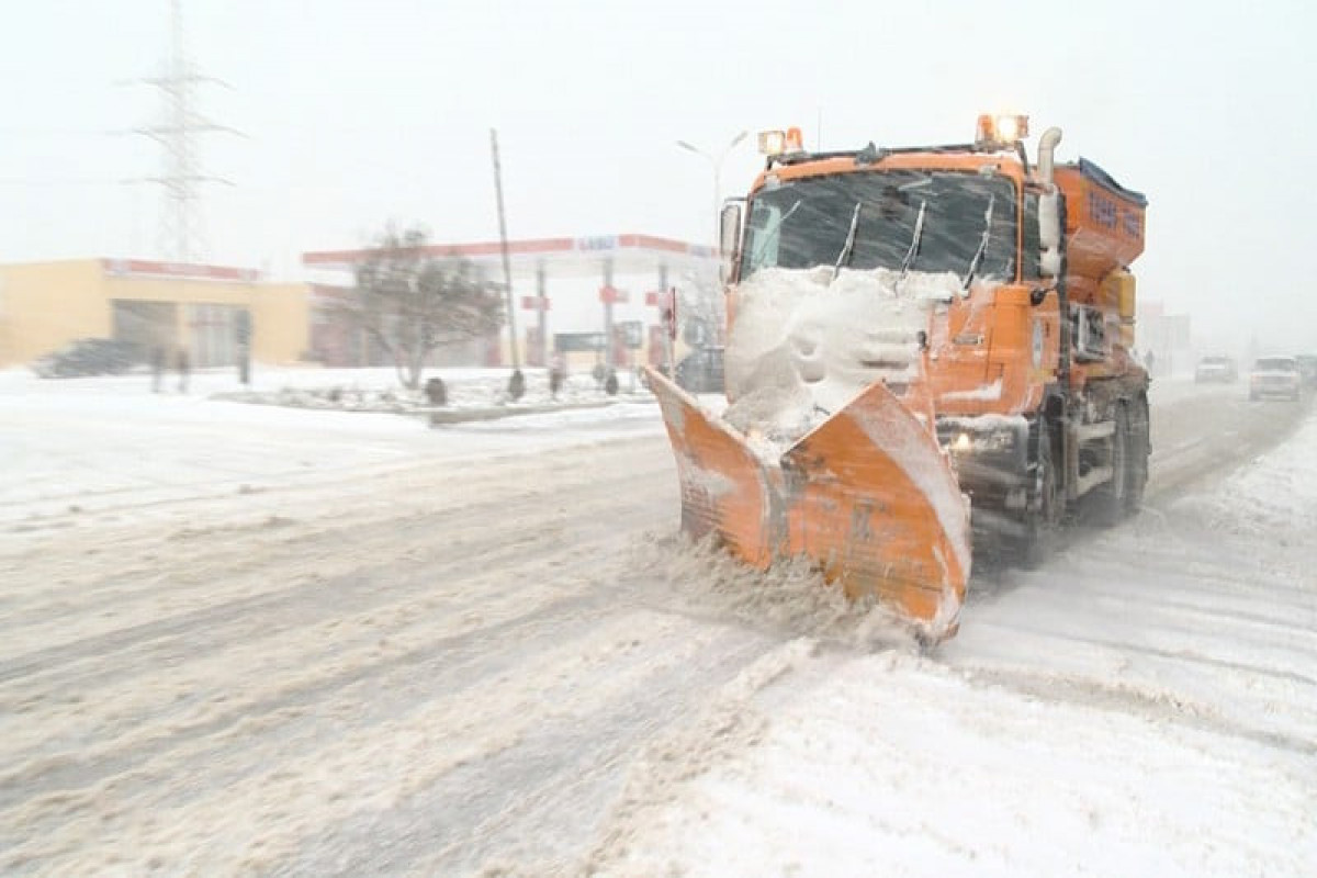 Hava şəraiti ilə əlaqədar yollarda texnikalar hazır vəziyyətə gətirilib