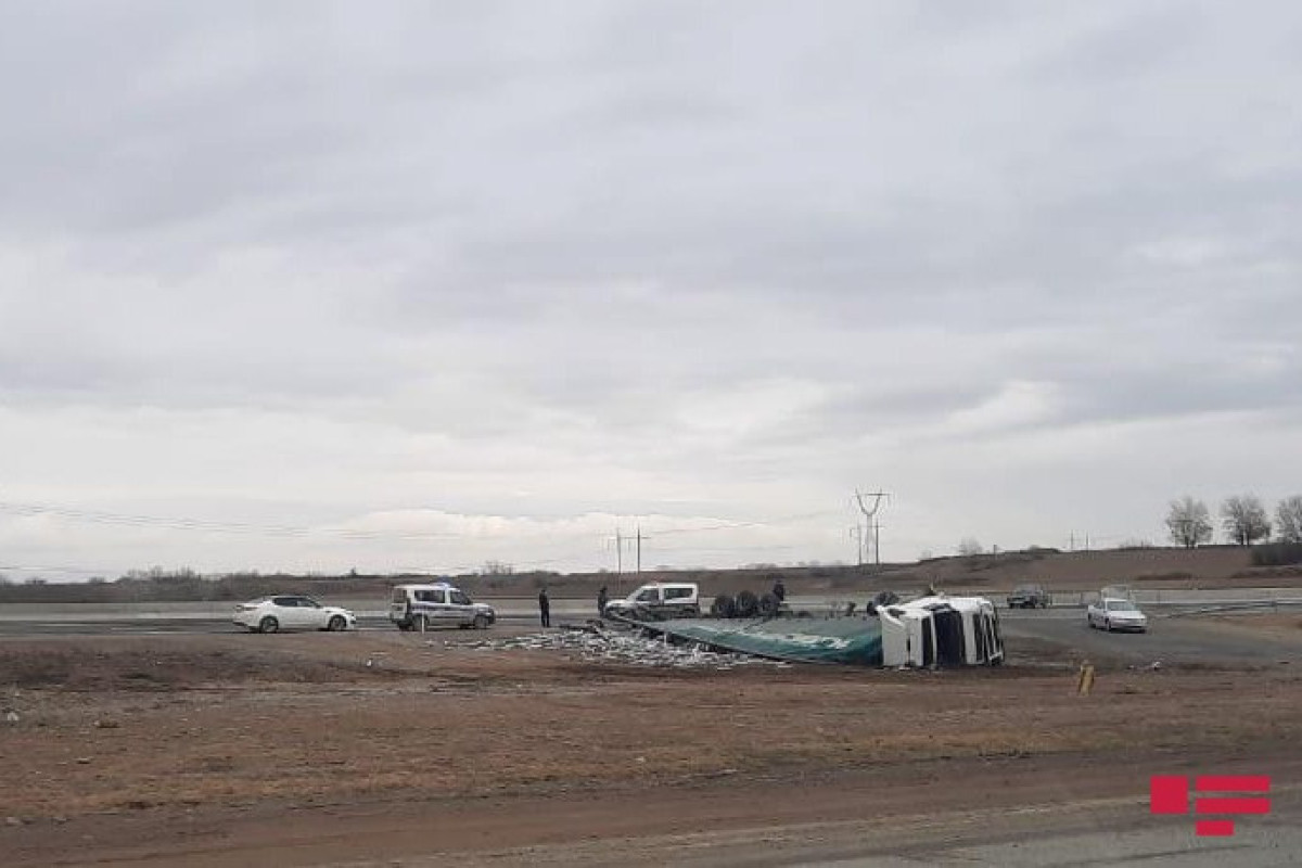 Bakı-Qazax yolunda TIR aşıb, sürücü xəsarət alıb - FOTO 
