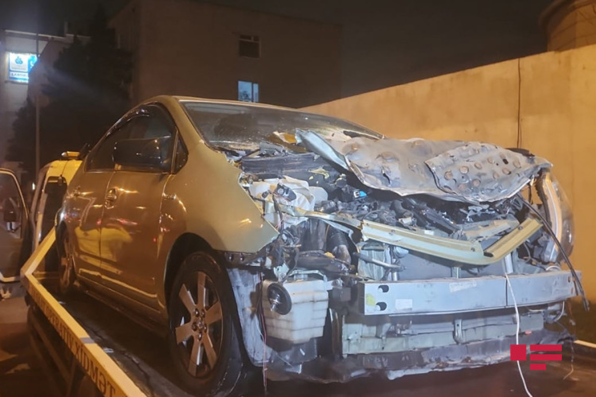 Bakıda minik maşını yük avtomobilinə çırpılıb, xəsarət alan var - FOTO 