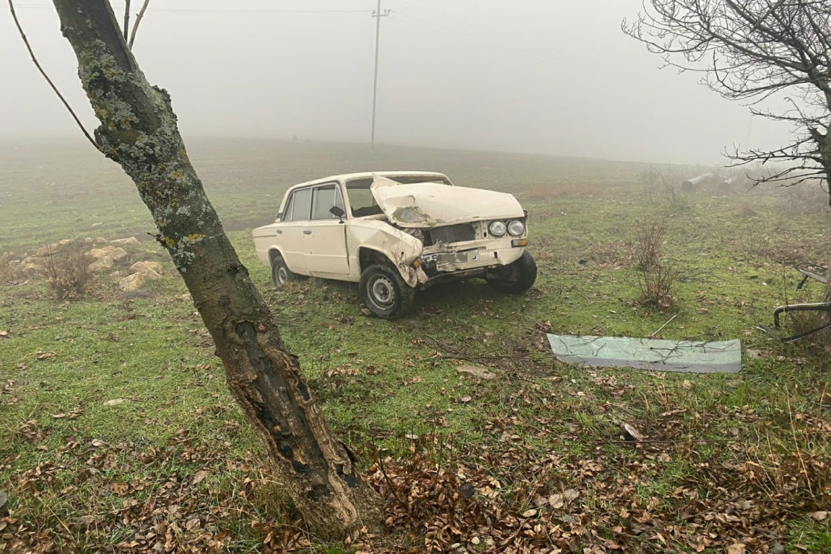 Şamaxıda qaçırdıqları maşınla yol qəzası törədən iki yeniyetmə saxlanılıb - FOTO 