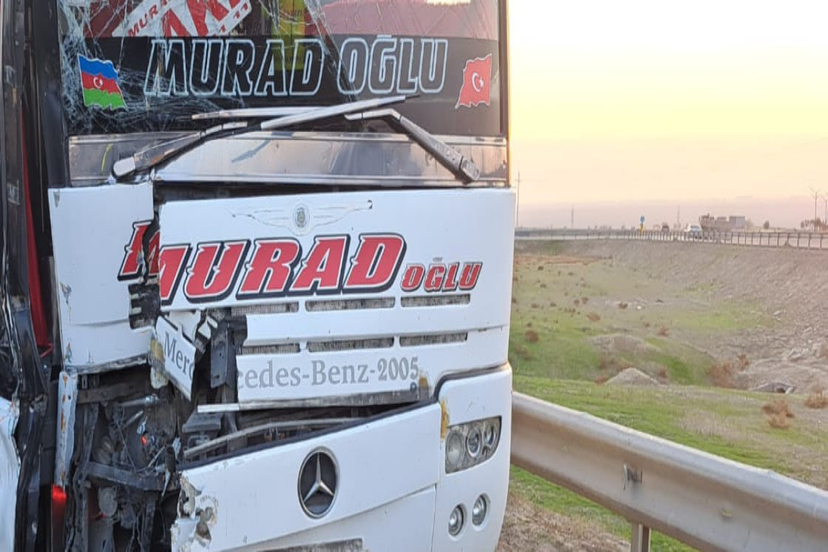 Bakı-Qazax yolunda sərnişin avtobusu yük maşını ilə toqquşub