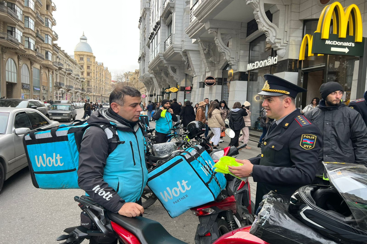 Baş DYP İdarəsi tərəfindən moped və velosiped sürücülərinə işıqqaytarıcı jiletlər paylanılıb - FOTO 