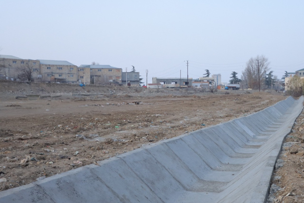 Gəncədə "Xan arxı"nın yatağında betonlama işləri görülür - FOTO 