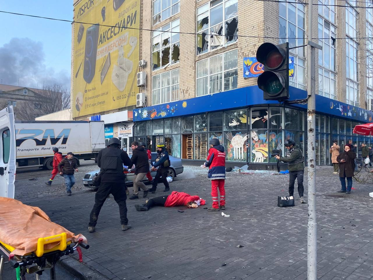 Rusiya Xerson şəhərinin mərkəzinə zərbələr endirib, ölənlər var - FOTO 
