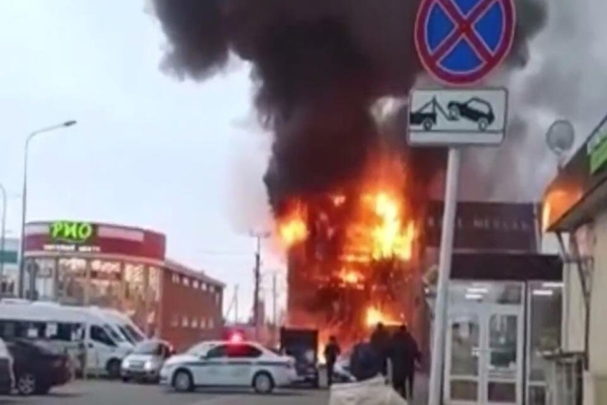 Rusiyada ticarət mərkəzində güclü yanğın olub