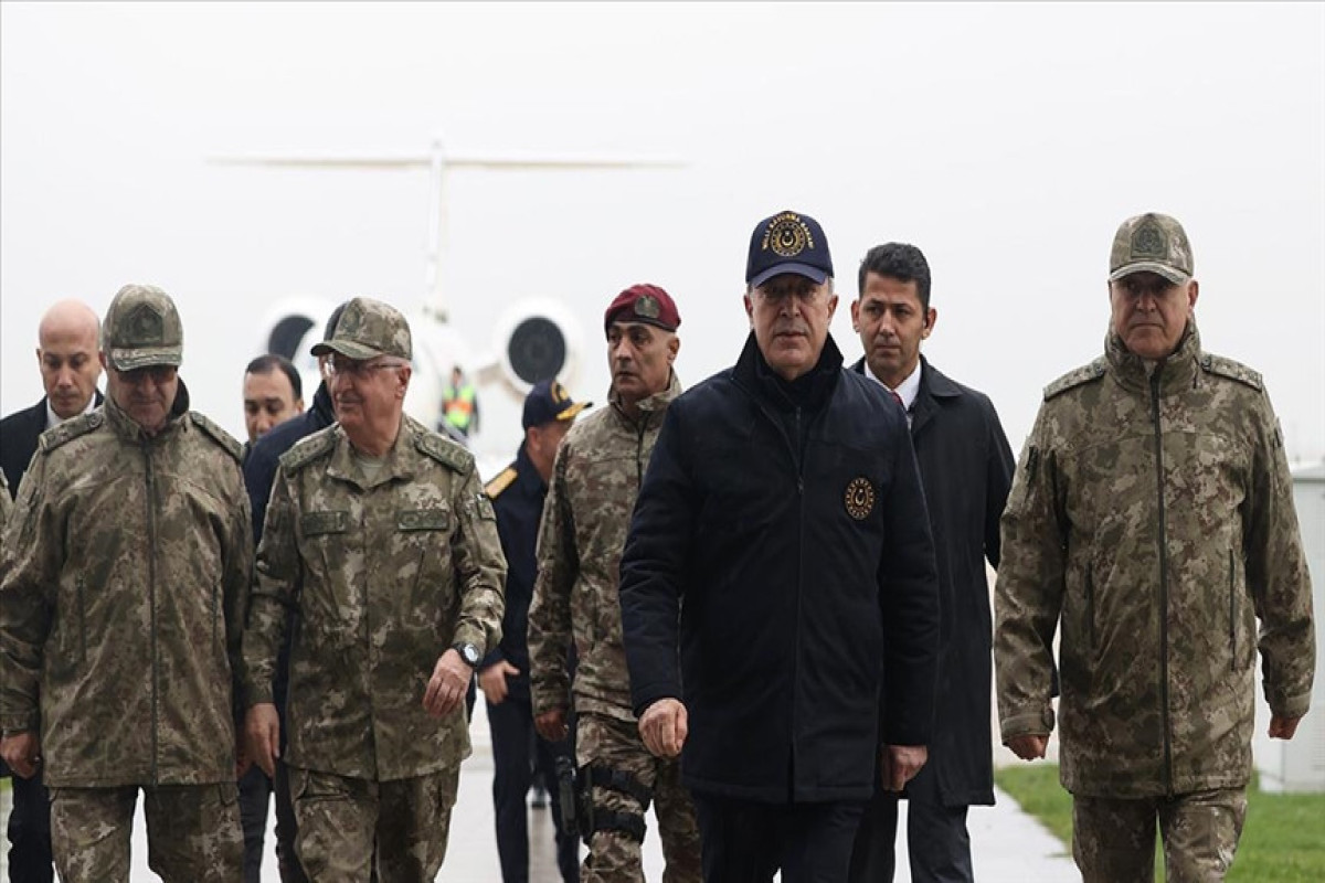 Hulisi Akar onu müşayiət edən komandirlərlə Suriya sərhədində təftişlər aparıb - FOTO 