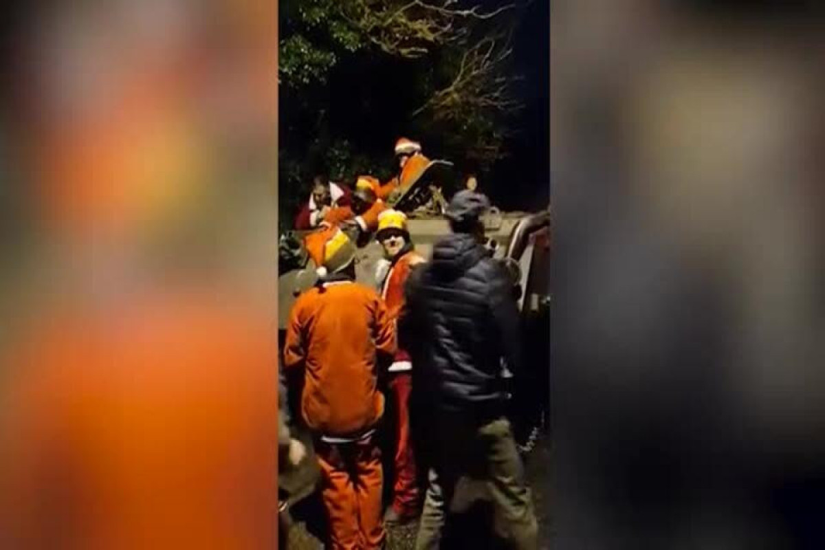 Sərxoş "Şaxta baba"lar tankla ingilis kəndinin girişini kəsiblər