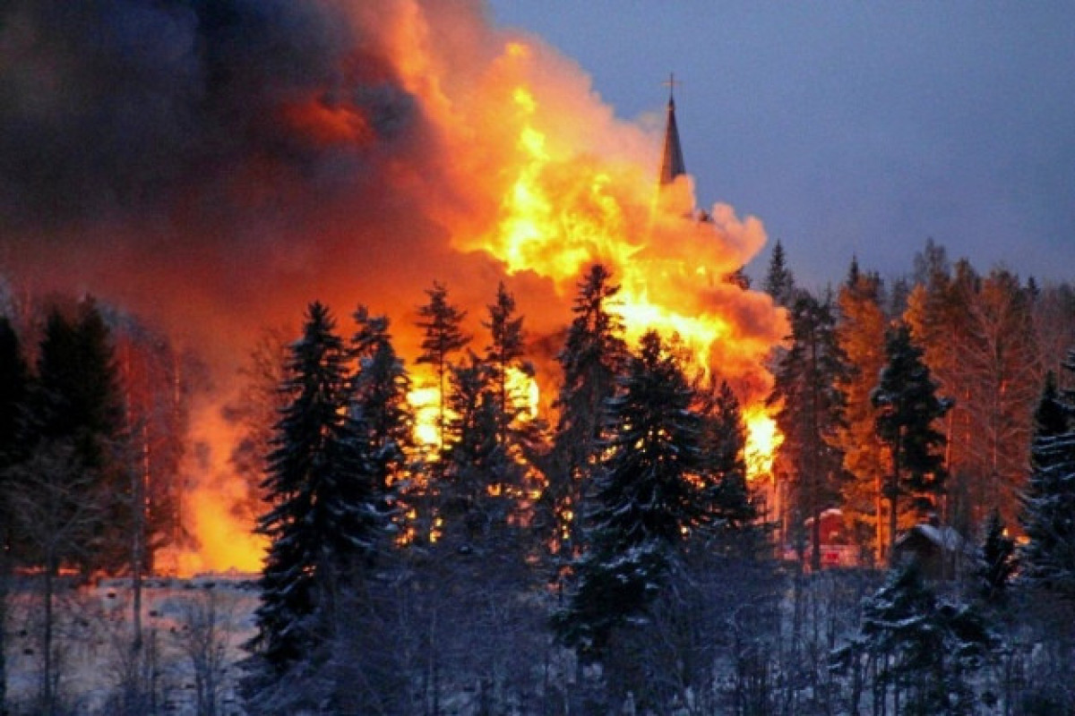 Finlandiyada Milad günü 18-ci əsrə aid taxta kilsə yanıb