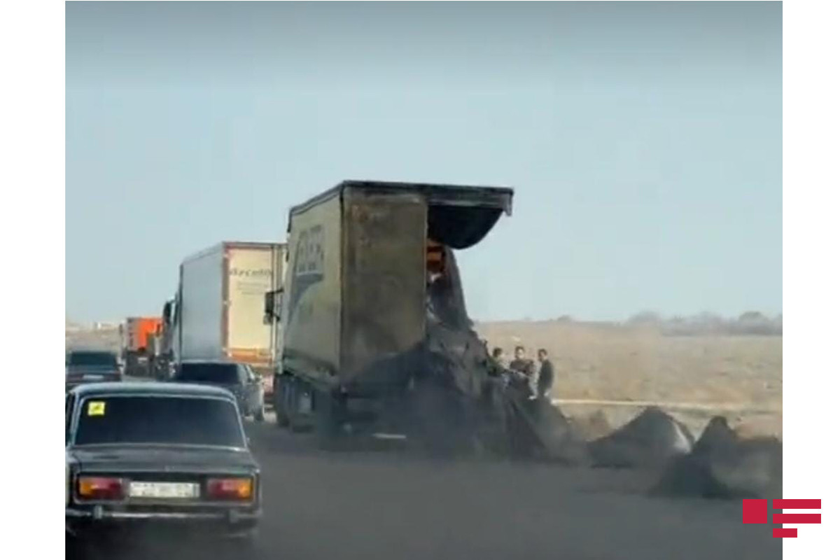 Goranboyda "TIR" "KamAZ"a çırpılıb, xeyli kömür yola dağılıb - FOTO 