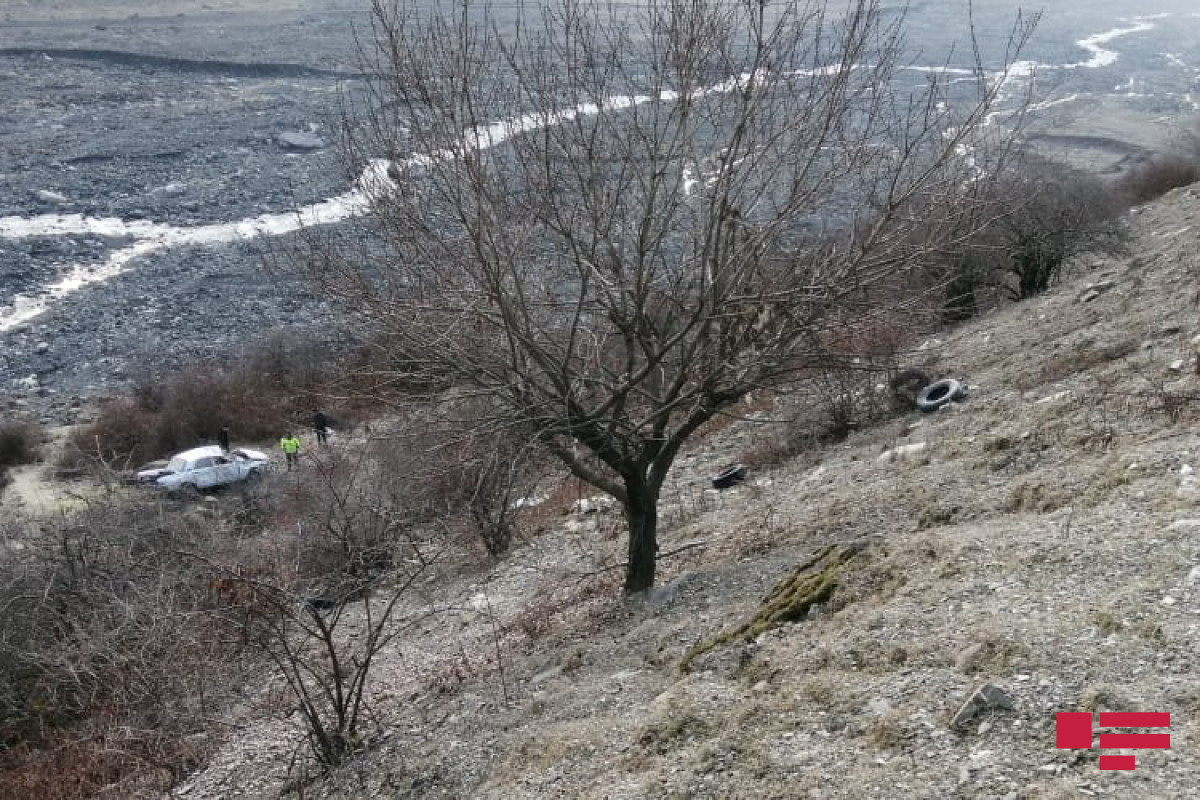 Qəbələdə avtomobil dərəyə aşıb, ölən və xəsarət alan var - FOTO 