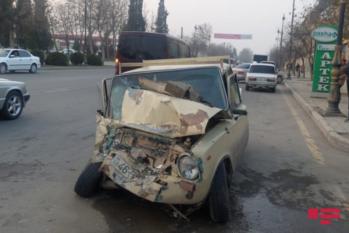 Gəncədə minik maşını sərnişin avtobusu ilə toqquşub, xəsarət alanlar var - FOTO  - VİDEO 