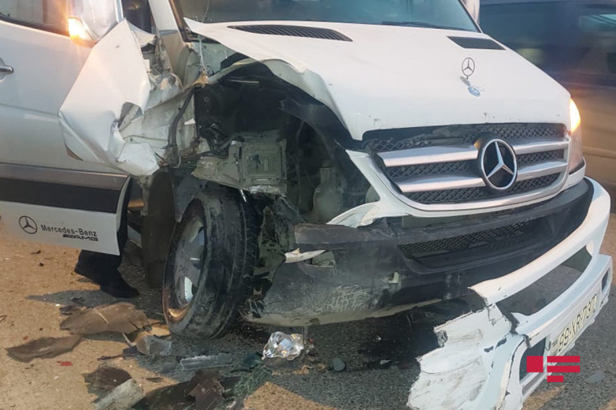 Abşeronda mikroavtobus minik avtomobili ilə toqquşub - FOTO 