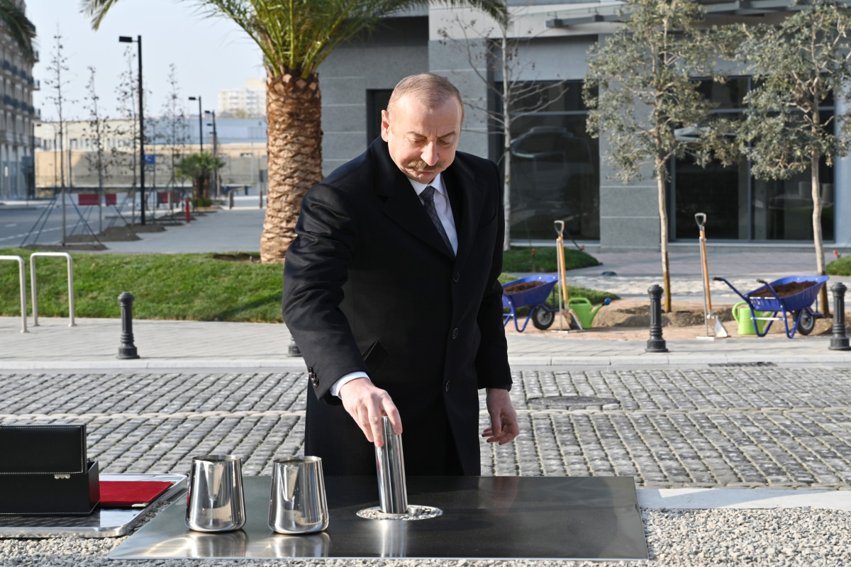 Bakı Ağ Şəhərdə bir sıra infrastruktur obyektlərinin inşası tamamlanıb, Prezident görülən işlərlə tanış olub