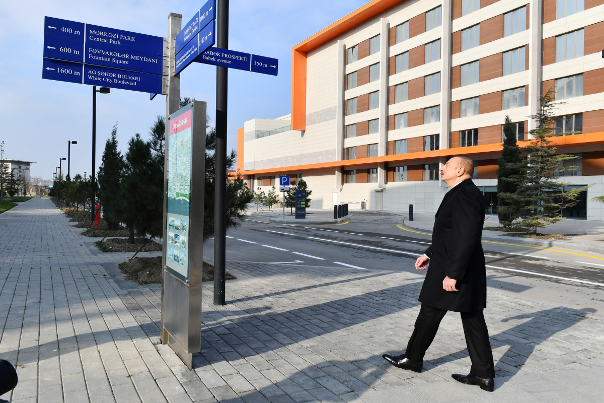 Bakı Ağ Şəhərdə bir sıra infrastruktur obyektlərinin inşası tamamlanıb, Prezident görülən işlərlə tanış olub