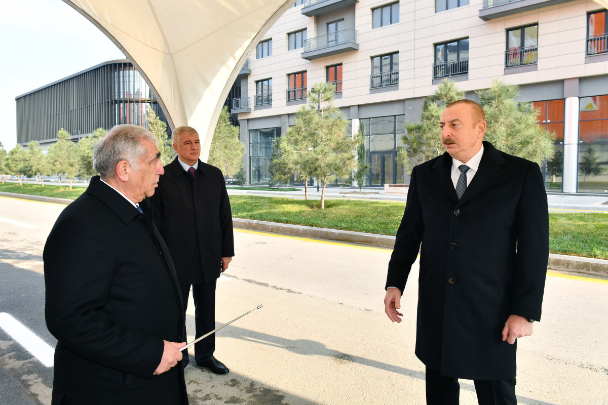 Bakı Ağ Şəhərdə bir sıra infrastruktur obyektlərinin inşası tamamlanıb, Prezident görülən işlərlə tanış olub