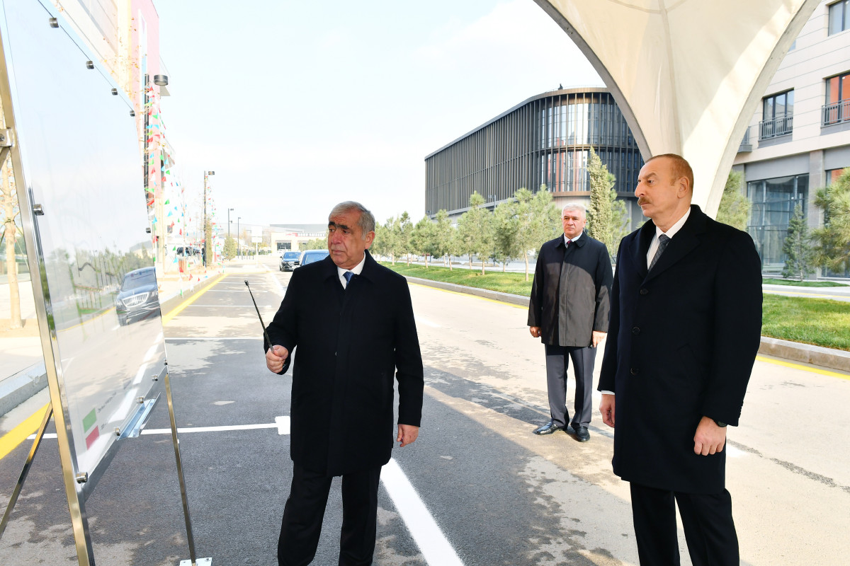 Bakı Ağ Şəhərdə bir sıra infrastruktur obyektlərinin inşası tamamlanıb, Prezident görülən işlərlə tanış olub