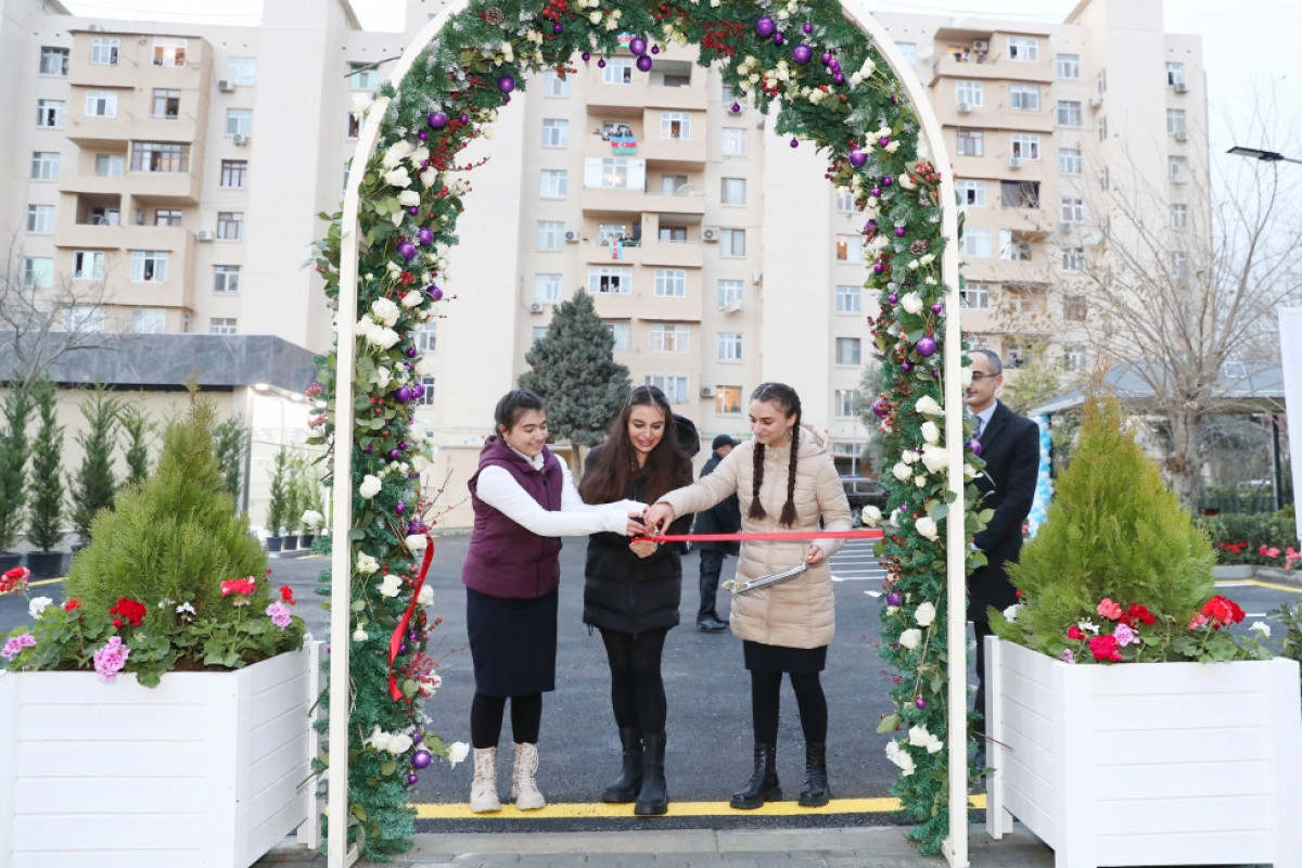 Bakıda “Bizim həyət” layihəsi çərçivəsində növbəti həyətin açılışında Leyla Əliyeva iştirak edib
