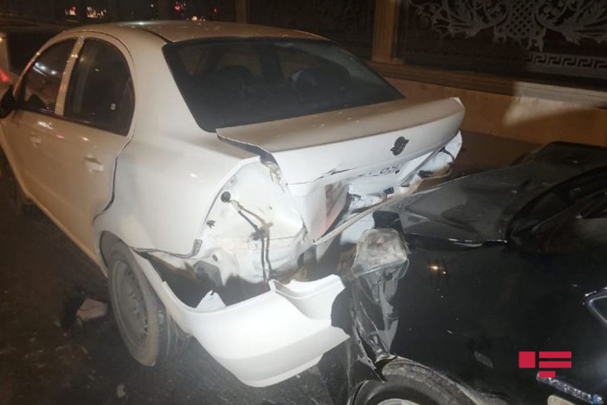 Bakıda iki avtomobil toqquşub, xəsarət alan var - FOTO 