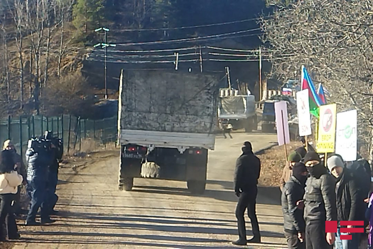 4 vehicles of Russian peacekeepers passed unimpeded by the place where protests were held on the Lachin road-PHOTO -VIDEO -UPDATED 