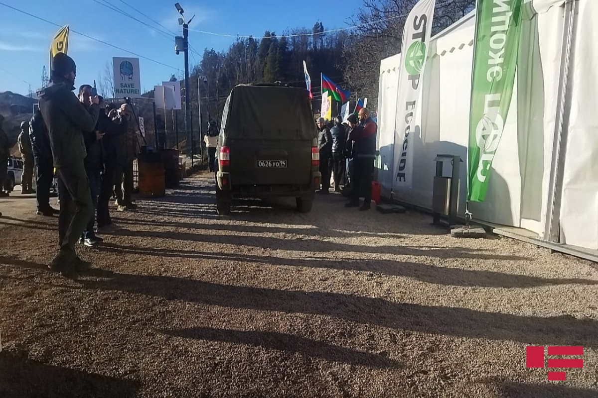 4 vehicles of Russian peacekeepers passed unimpeded by the place where protests were held on the Lachin road-PHOTO -VIDEO -UPDATED 