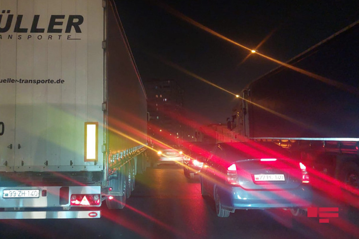 Bakıda minik və yük avtomobilləri toqquşub, tıxac yaranıb - FOTO 