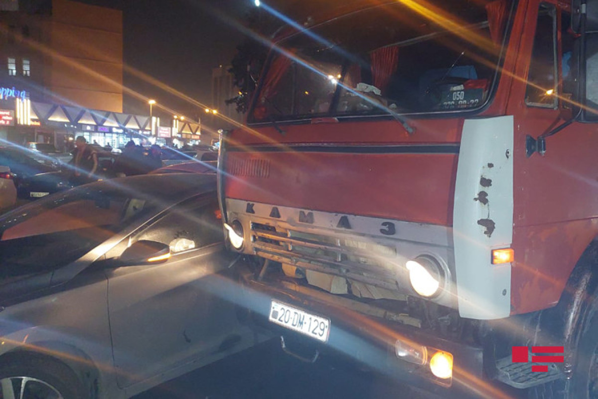 Bakıda minik və yük avtomobilləri toqquşub, tıxac yaranıb - FOTO 