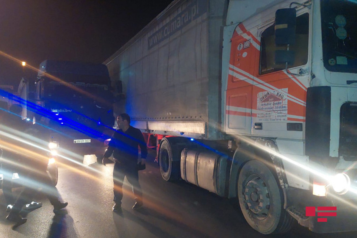Bakıda minik və yük avtomobilləri toqquşub, tıxac yaranıb - FOTO 