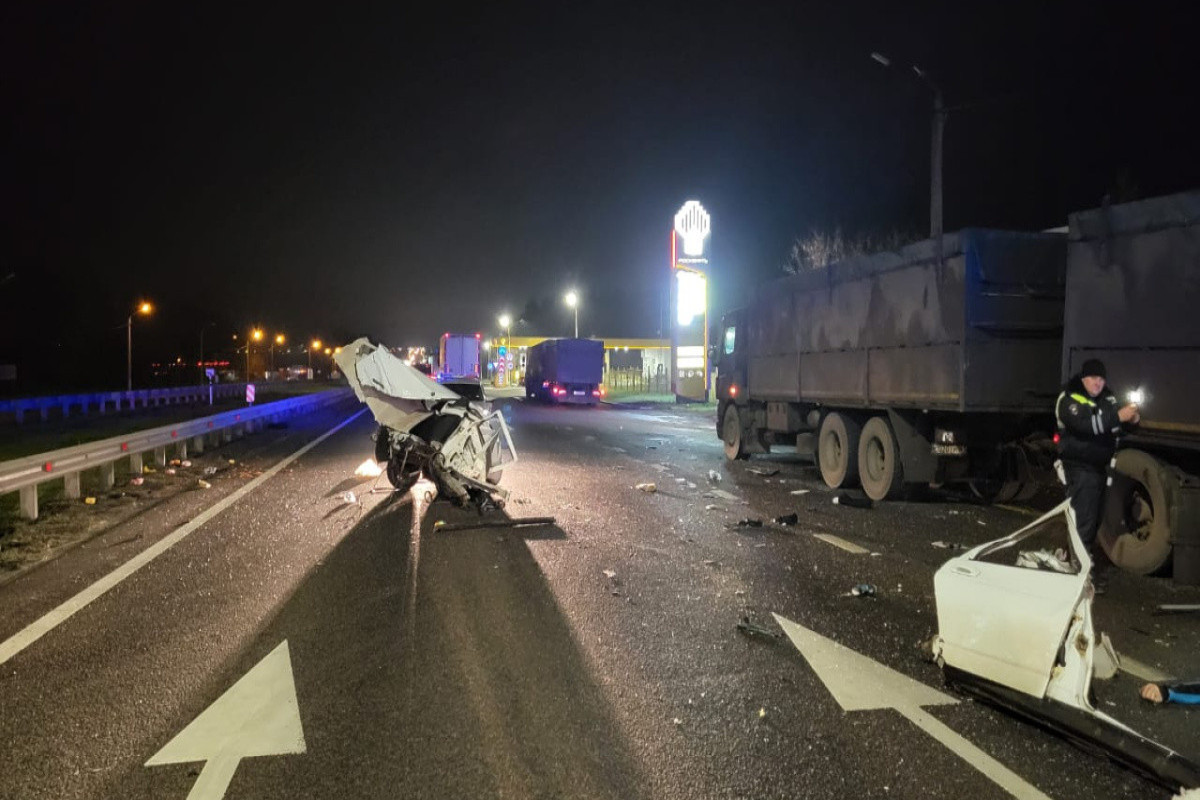 В Баку столкнулись легковой и грузовой автомобили, есть погибший и раненые