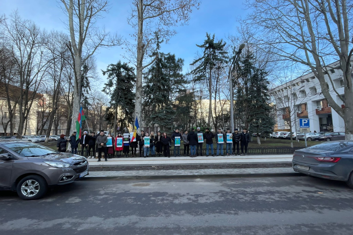 Azerbaijanis living in Budapest, Prague and Chisinau protest against Armenian eco-terror -PHOTO 