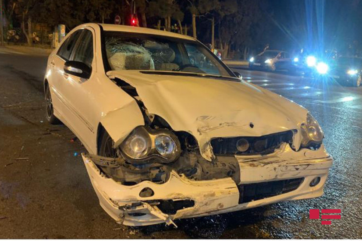 Bakıda avtomobil qəzaya uğrayaraq aşıb  - FOTO  - VİDEO 