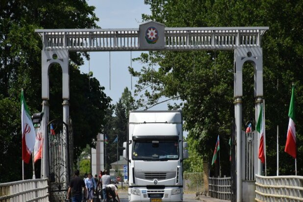 Passage of trucks to be accelerated on Iranian-Azerbaijani border