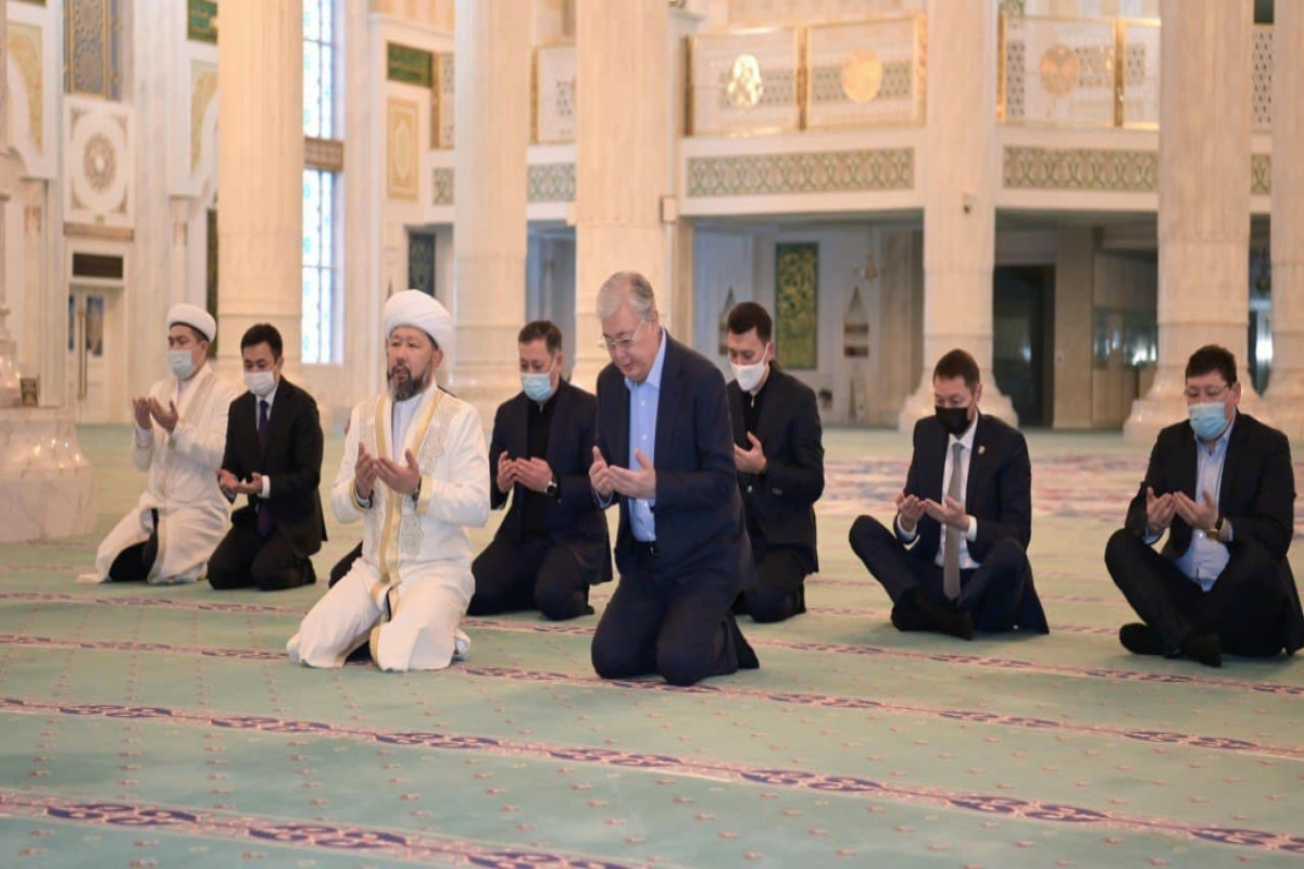 Qazaxıstan Prezidenti Kasım-Jomart Tokayev "Həzrət Sultan" məscidində dua edir