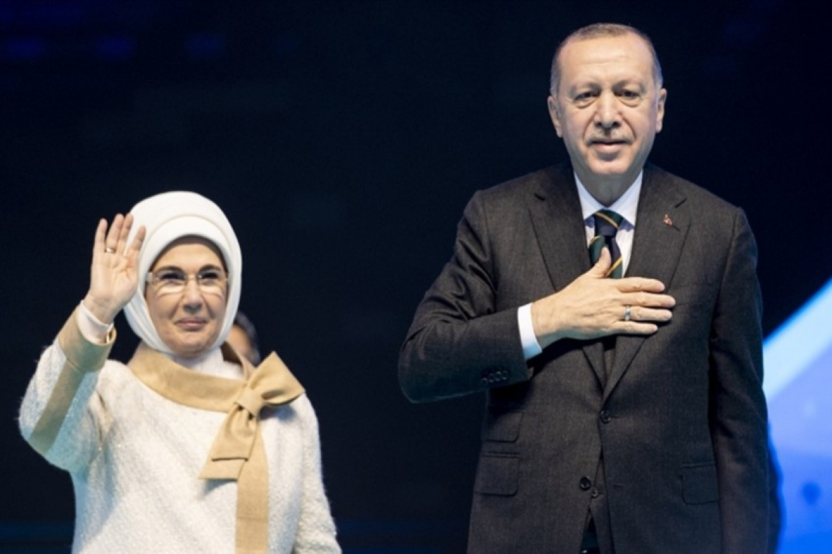 Ərdoğan: “Xanımım hələ də koronavirusdan sağalmayıb”
