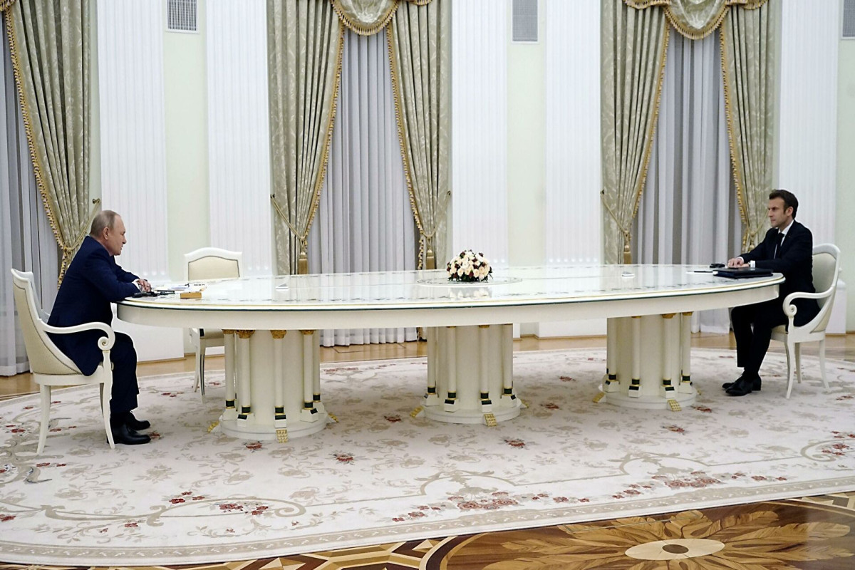 Kreml uzun masadan istifadə etdiyinə görə Putinin imicinin pisləşməsindən qorxmur