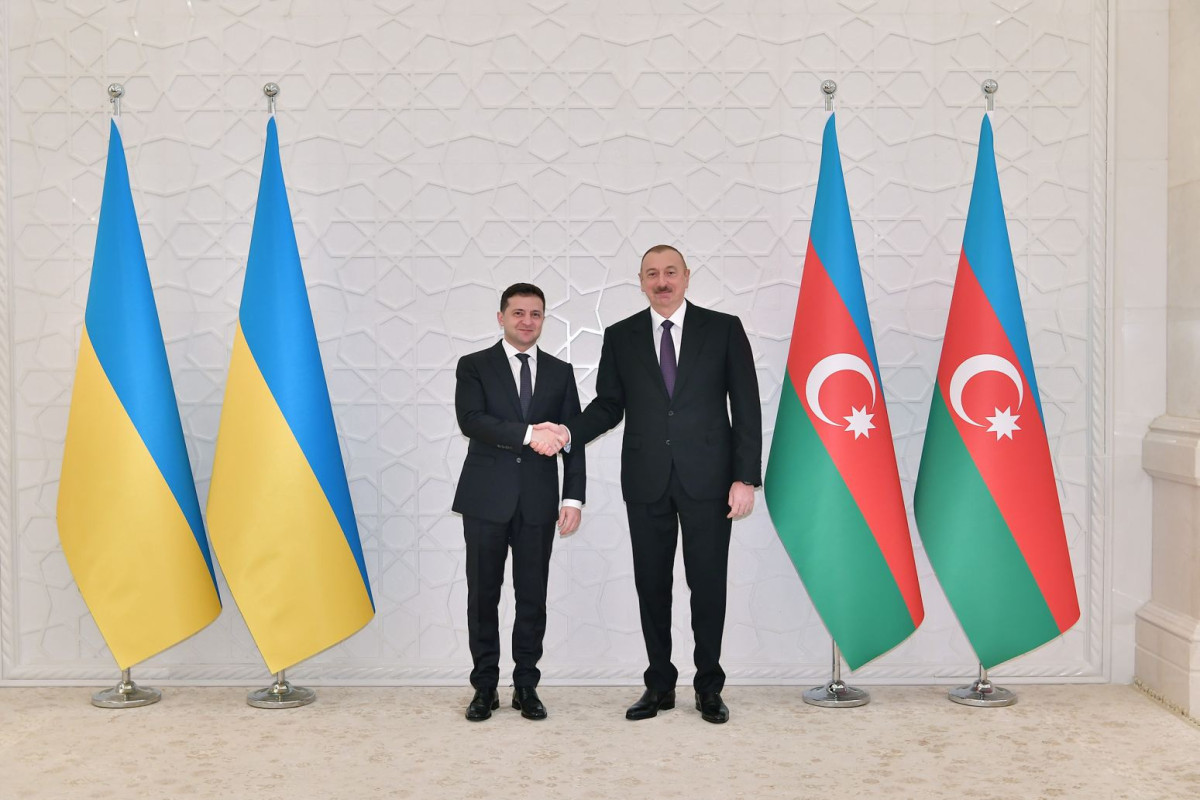 Ukrayna Prezidenti Volodimir Zelenski və Azərbaycan Prezidenti İlham Əliyev