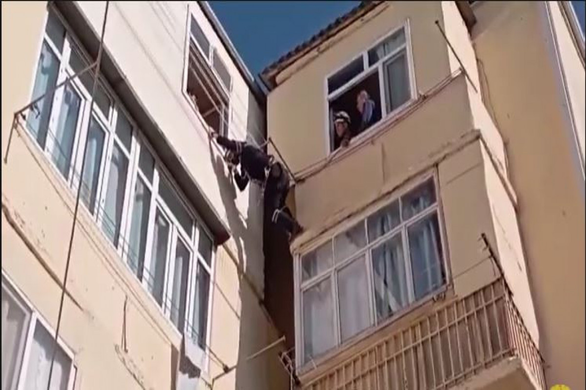 Sumqayıtda beşinci mərtəbədə köməksiz qalan uşaq xilas edilib - VİDEO 