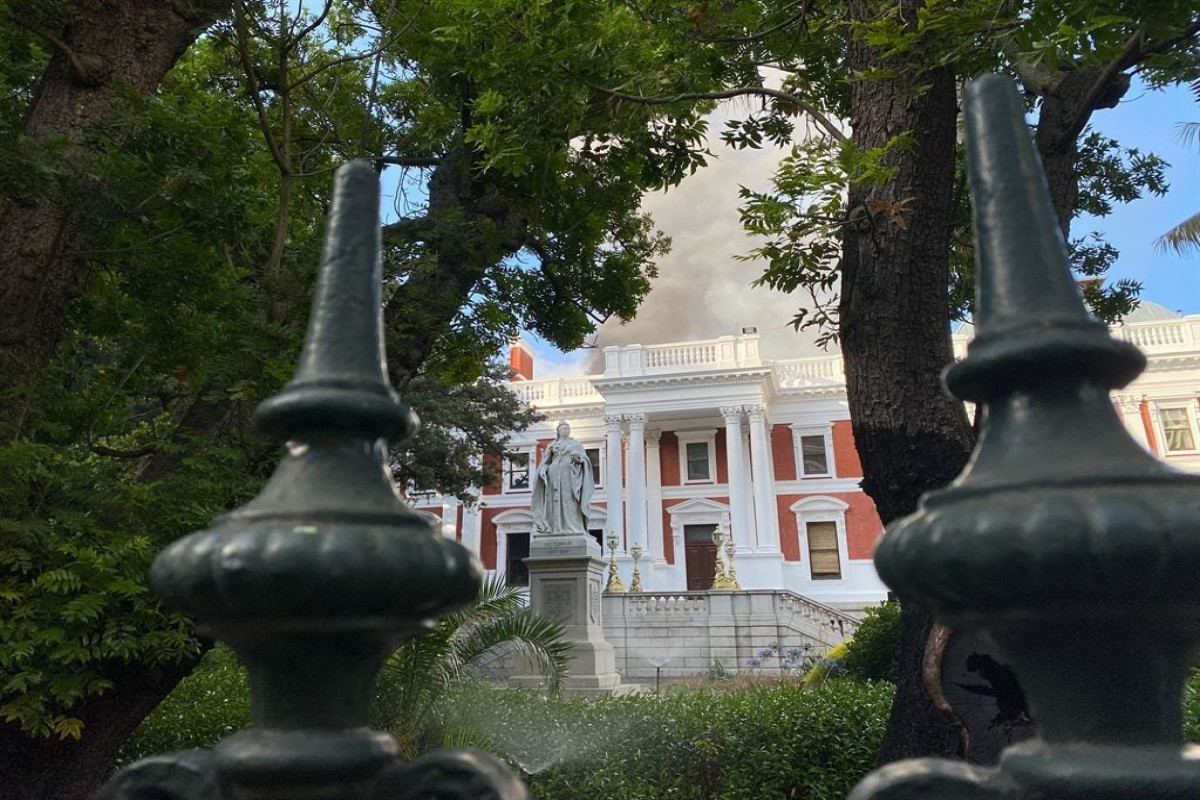 В здании парламента ЮАР возник пожар-ВИДЕО-ФОТО 